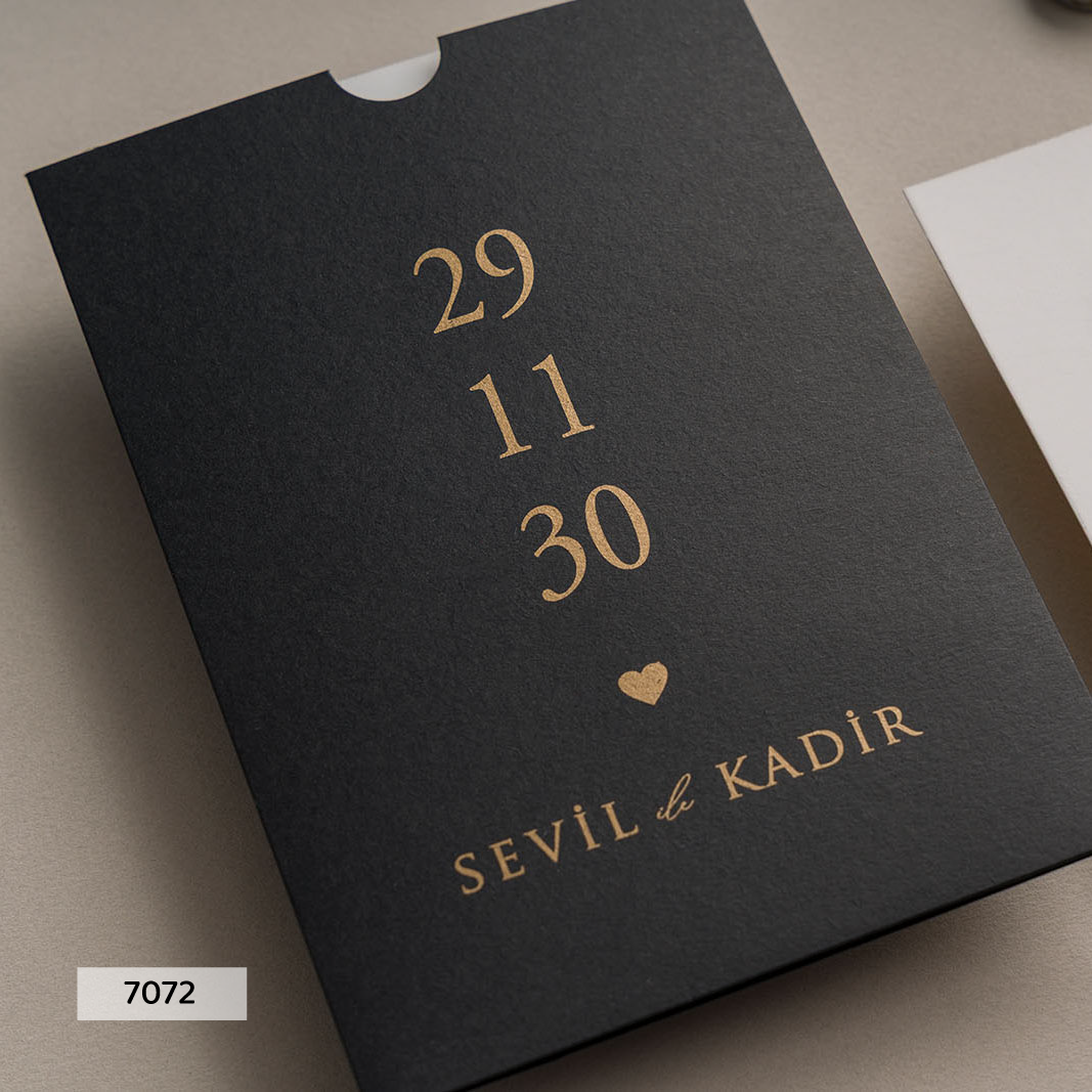 7072 - كرت عرس مع غلاف أسود وطباعة ذهبية